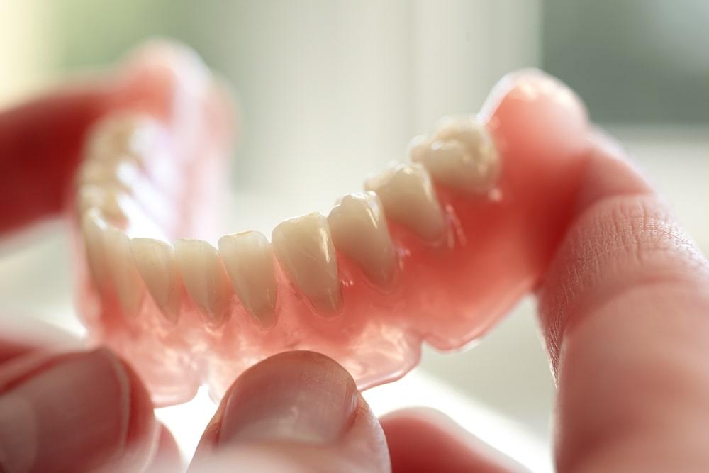 В каких случаях рекомендуются гибкие зубные протезы